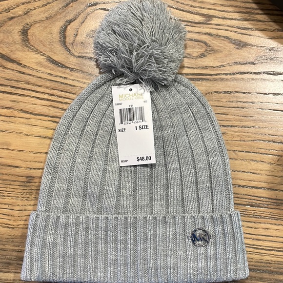 Michael Kors beanie with Pom - Picture 1 of 1